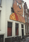 605859 Afbeelding van de reusachtige kop van Olivier B. Bommel aan de voorgevel van het huis Nieuwegracht 83 te Utrecht.